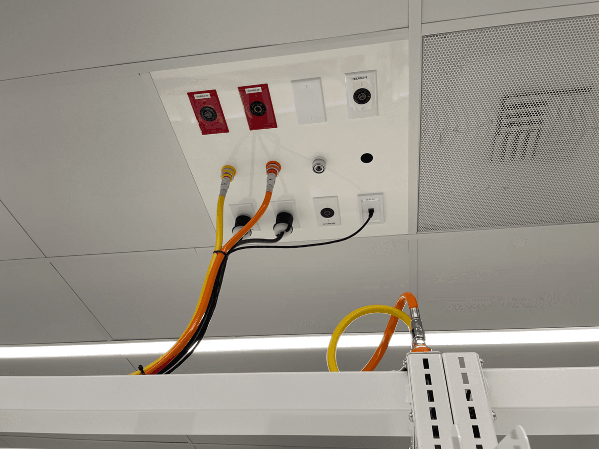 Plug-and-play infrastructure connects in a lab Plug-and-play infrastructure connects in a lab